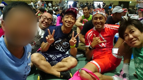 大会ブリーフィングの会場で。右から同じチームのDr.山川、山本淳一コーチ、トレーニング仲間の安田団長、ただいま絶賛売り出し中のゲーハー芸人、華井二等兵、私。