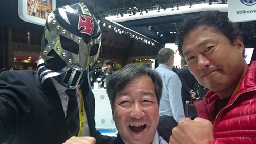 フォルクスワーゲンの製品広報の池畑さんと。右の強面さんは、日本の絶版バイク市場を作り上げた株式会社ウエマツの代表取締役社長 植松忠雄氏。