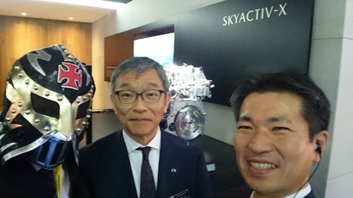 マツダのブースで一番見たかったのは、こちらのSKYACTIV-Xエンジン。パワートレイン開発本部長の中井英二さん(中央)と広報のカット町田氏(どうもご無沙汰でした)。