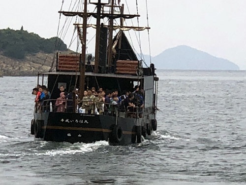 鞆の浦沖の小島「仙酔島」まで船で渡り、そこから鞆の浦まで泳ぐ珍しいスイムコース。この船は海援隊が運用していた「いろは丸」をモチーフにしています。