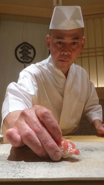 ビシっと気合の入ったさいとうさん。お鮨屋さんはこうでなければいけません。美味しゅうございました。