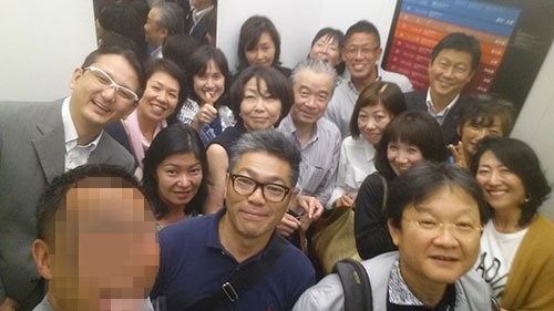 帰りのエレベーター内でパチリ。いやーよく飲んだわ。