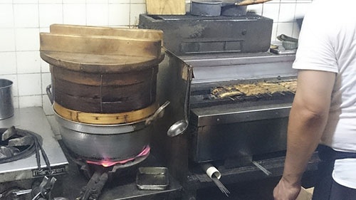 うなぎを焼く横で、大きな鉄釜でご飯を炊いています。こりゃ美味しい訳です。