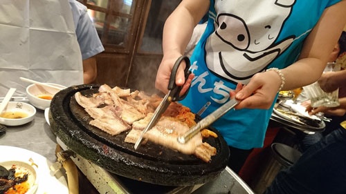 こちらは歌舞伎町にあるサムギョプサルの名店、「とんちゃん」。日本で初めてサムギョプサルを供した店なのだそうです。