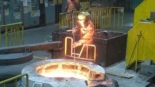 1300度の高温で、鋳型に流し込まれるのを待つ鉄。10メートル離れていても顔に熱を感じます。