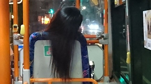 バスの前の席には、だらりと髪を垂らして爆睡される女性客が。貞子みたいで怖いです。