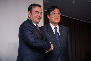 資本業務提携を発表した日産自動車のカルロス・ゴーン氏と三菱自動車の益子修氏