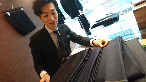 DIFFERENCE事業を統括する中嶋さん。生地選びはもちろん、裏地やボタン選び、また袖口の処理まで、納得行くまでトコトン付き合って下さいました。