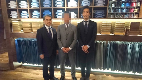 湖中社長、中嶋部長と。しかしワールドとブルックスブラザーズの対面にスーツの店を構えるとは、チャレンジグでございますなぁ（笑）。