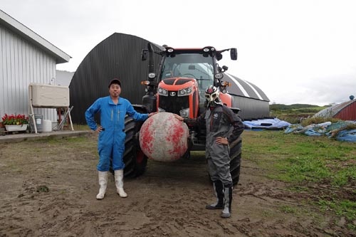 お話を伺った堀井牧場の堀井清司さん。クボタのトラクターの中で最大機種であるM7のオーナーだ。