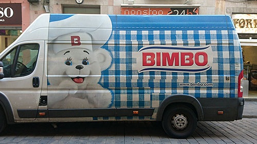 所変われば言葉も変わる。結構な頻度で見かける、「BINBO」なるブランドの配送車。英語のスラングでも決していい意味では有りませんが（美人だけどバカとかそういうニュアンス）、結構歴史のあるパン（<a href="https://bimbo.com/" target="_brank">https://bimbo.com/</a>）のメーカーだそうです。しかしビンボーとはねぇ（笑）