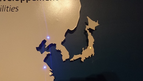 日本が大切と仰いますが……。ミシュラン博物館にある世界地図を見ると、本州と北海道が地続きになり、四国・九州が沈没して消えていますぜ副社長。