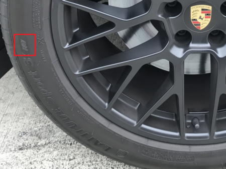 ポルシェマカンに純正装着されるミシュラン製のポルシェ承認タイヤ。見にくいかもしれないが、「LATITUDE Sport 3」という銘柄のあとに「N0」のマークが入っている(赤で囲んだ部分)。Nの後ろの数字はN0、N1、N2、N3、N4、N5、N6というように、モデルチェンジなど承認のタイミングによって、どんどん大きくなっていく。ちなみにこの“Ｎ”とは ドイツ語の「NORM」（規格、基準）の頭文字
