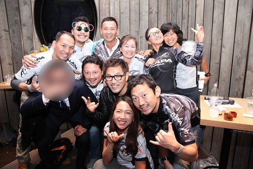 トライアスロンチームAlapaの面々と。主役不在の記念撮影とはどういうことでしょう。