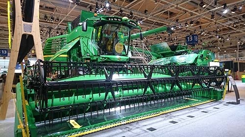 こちらは世界最大の農業機器メーカーである、ジョン・ディアのコンバイン。デカい！見る者を圧倒する強大な機械。