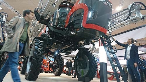 それにしても農業機器はカッコイイ。この車両なんか、そのまま火星を探索できそうなデザインだ。