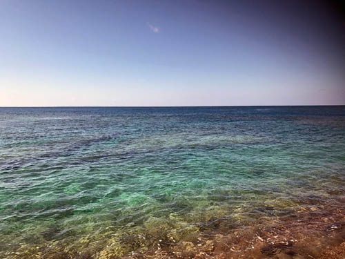 この海と空の色をご覧ください。沖縄はまだ夏です。