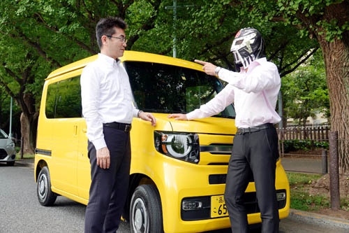 ホンダN-VANの開発者、本田技術研究所の主任研究員、古舘茂さん(写真左)とフェル。