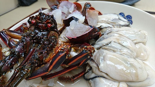アンコウを鍋に入れる前に、牡蠣と伊勢海老で出汁に旨味をプラスするのが得仙流。堪能いたしました。