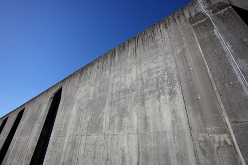 多くの刑務所では、外からみるとただの物理的な塀が、中に入ると“正に壁”として存在する（写真：高口裕次郎/アフロ）