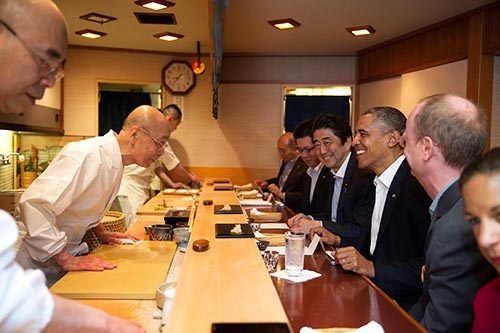 安倍首相がオバマ米大統領をもてなした鮨の名店「すきやばし次郎」。店主の小野二郎さんと山本益博さんは、鮨の魅力を英文併記で世界に紹介する書籍『鮨　JIRO GASTRONOMY』（小学館）を共著で出版している。（写真：Photoshot／アフロ）
