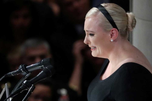 2018年9月1日、マケイン米上院議員の葬儀で弔辞を読む娘のメーガン・マケインさん(写真=AP/アフロ)