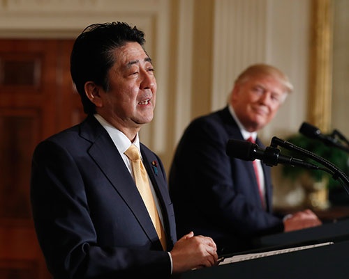 安倍総理の行動は「一歩、先んじた」ものなのか、「朝貢外交」なのか(写真:AP/アフロ )