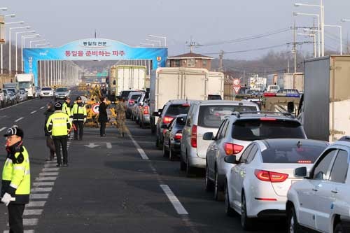 開城工業地区からの撤退を進めるために移動する韓国企業の車両で渋滞する橋（写真：YONHAP NEWS/アフロ）