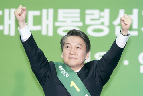 国民の党の大統領候補となったアン・チョルス(安哲秀)氏(写真:アフロ)