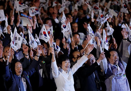 光復節慶祝式で祝辞を述べる朴槿恵大統領(写真:代表撮影/ロイター/アフロ)