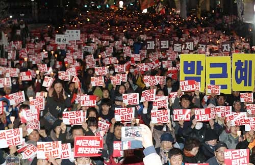 朴槿恵大統領の弾劾を求めて集まったソウル市民(写真:YONHAP NEWS/アフロ)