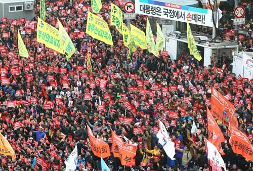 韓国史上初めて青瓦台にまで迫る集会(新華社/アフロ)