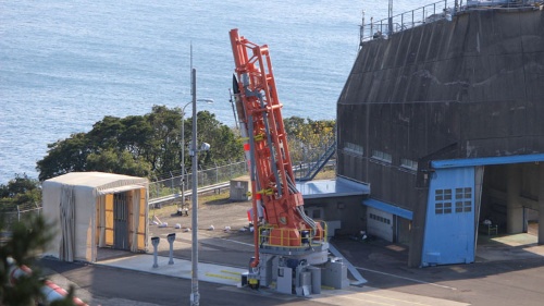 ランチャー上に姿を現したSS-520ロケット4号機。サイズの小ささが伺える（1月9日、内之浦宇宙空間観測所にて。撮影：松浦晋也）