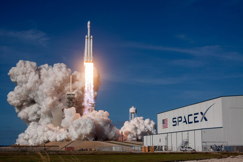 かつてスペースシャトルが打ち上げられた「39A」射点から上昇するファルコン・ヘビー(画像：SpaceX)
