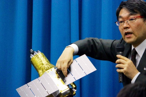 太陽電池パドルの破断部位を模型で示す久保田 孝・JAXA宇宙科学研究所宇宙科学プログラムディレクタ