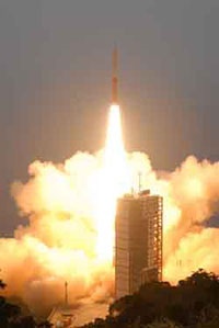 最後となったM－Vロケット7号機の打ち上げ（2006年9月23日、写真：JAXA）。この2カ月前の7月26日、文科省・宇宙開発委員会でM－Vロケットの廃止が正式に決まった。が、それ以前、2000年頃から文科省（2001年1月までは文部省）はM－Vロケットを廃止する方向で宇宙研へ圧力をかけていた。