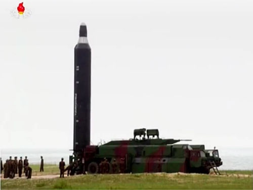 今回発射試験に成功した「ムスダン」中距離弾道ミサイル。基地ではなく専用の車両から発射するので、衛星などで発射の兆候を検知するのは困難だ。（画像：朝鮮中央通信映像からキャプチャー）