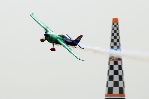 今年の5月、レッドブル・エアレース千葉で飛ぶ室屋機。