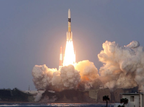 H-IIAロケット29号機の打ち上げ（2015年11月24日）、三菱重工業が初めて海外から受注した静止衛星の商業打ち上げだ（搭載しているのはカナダ・テレサット社の通信放送衛星「Telstar 12 VANTAGE」）。この打ち上げは、従来からのJAXA/三菱重工による打ち上げのスキームを使って行われたが、これまではそれ以外の会社組織が日本において打ち上げを行おうとした場合の法的な根拠がなかった(写真：松浦晋也)。