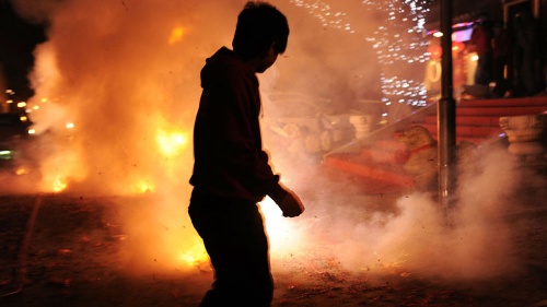 春節に厄を払い「発財」を願う爆竹が、今年の北京では禁止された（写真：AP/アフロ、2011年撮影）