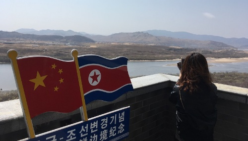 図們江の向こうに見える北朝鮮。向かって左側にはロシアのハサン湖が、北朝鮮の向こうには日本海が控える（写真：福島香織）