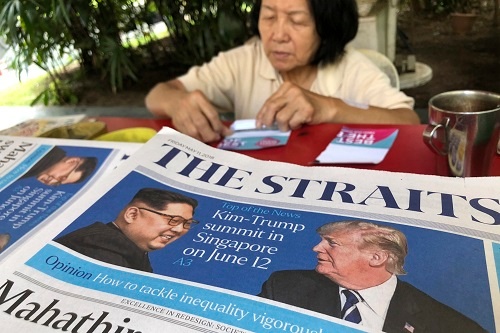 米朝首脳会談が現地で開催されることを報じるシンガポールの新聞 (写真:AP/アフロ)