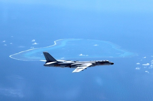 南シナ海上空を監視飛行する中国の爆撃機H-6K(写真:新華社/アフロ)