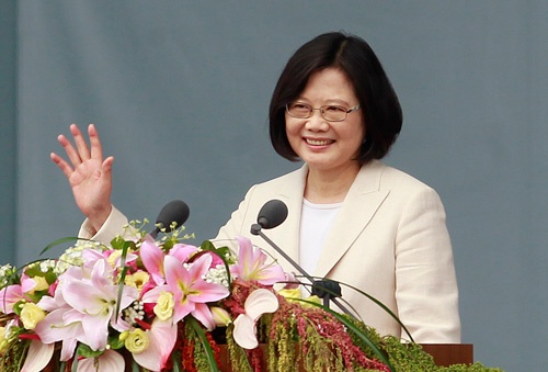 就任式で手を振る蔡英文・台湾新総統。「妥協的就任演説」に秘めた改革への強い意志の先には、中国との「別れ」を見据えるか（写真：AP/アフロ）