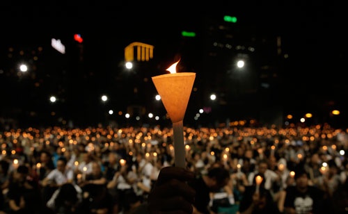 6月4日、香港で開かれた「天安門事件」追悼集会。参加者減少が意味することとは…（写真：AP/アフロ）