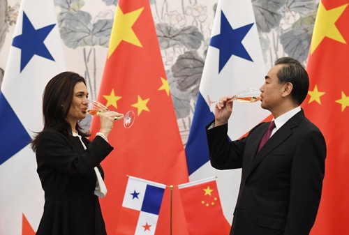 中国とパナマが国交樹立。中国は中南米を飲み干せるのか（写真：代表撮影/ロイター/アフロ）
