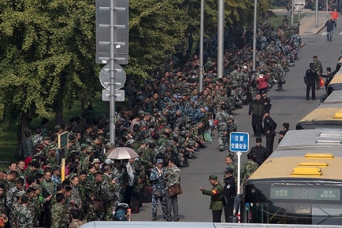 中国ではここ数年、元軍人による抗議デモが頻発している（写真：AP/アフロ、2016年10月撮影）
