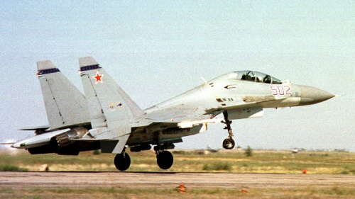 中国軍仕様のスホイ30。2000年撮影(写真=ロイター/アフロ)