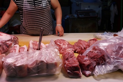中国・黒竜江省ハルビン郊外の市場で販売される豚肉（写真：ロイター/アフロ、2018年9月5日撮影）
