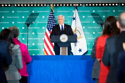 対中国施策について講演するペンス米副大統領。2018年10月4日撮影(写真:AFP/アフロ)